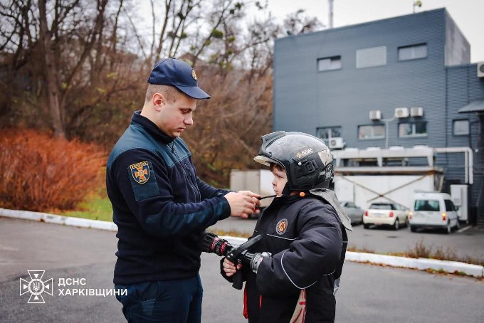 У Харкові відзначили хлопчика, який врятував себе та бабусю під час пожежі